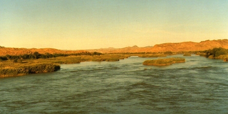 The Orange River at Onseepkans, halfway between South Africa and Namibia. Namibia on the left, South Africa on the right. 8 April 1991